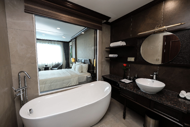 Legend Hotel Ninh Binh Bathroom
