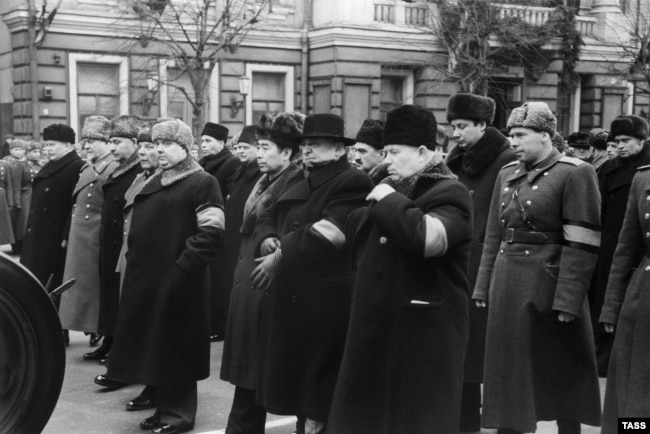 Похорони Сталіна. На знімку на першому плані (з правого боку) ідуть Микита Хрущов, а біля нього у капелюсі Лаврентій Берія. Москва, 9 березня 1953 року