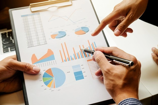 Estudia Administración De Empresas.