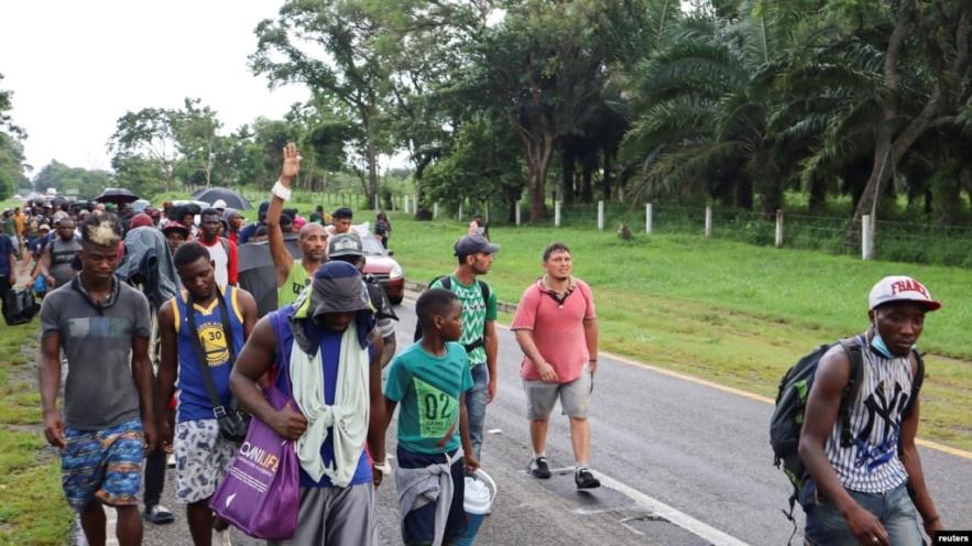 Các di dân từ Trung Mỹ và Caribe đi thành đoàn trên một đường cao tốc gần Escuintla, thuộc bang Chiapas, hướng đến thủ đô Mexico để xin tị nạn, ngày 29/8/2021. REUTERS / Jose Torres