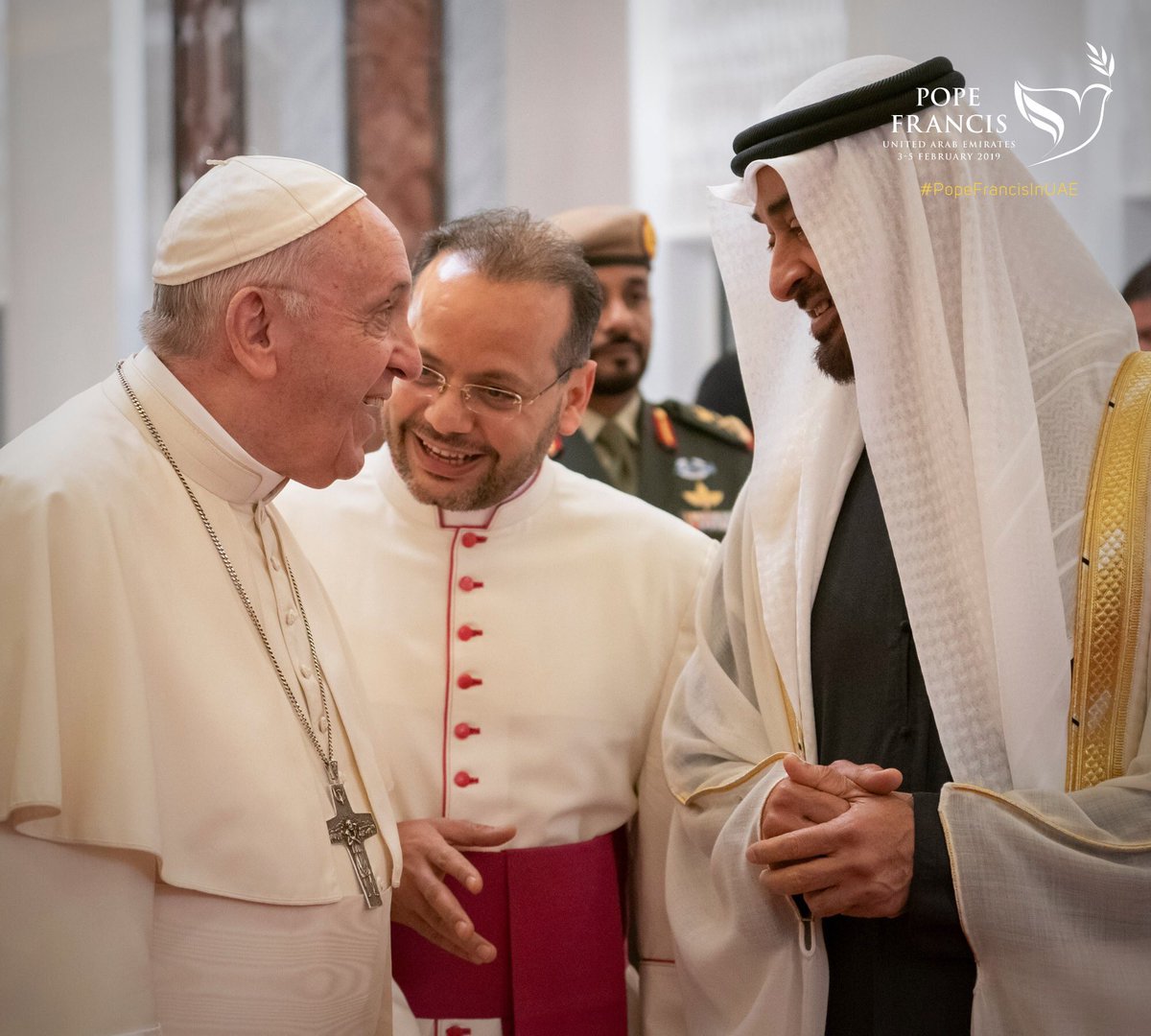 CÁI NHÌN BÊN TRONG CÁC TIỂU VƯƠNG QUỐC Ả-RẬP: Chuyến đi đầu tiên của một Giáo hoàng đến Bán đảo Ả-rập đầy những khởi đầu lịch sử, Zenit có mặt trên chuyến bay giáo hoàng