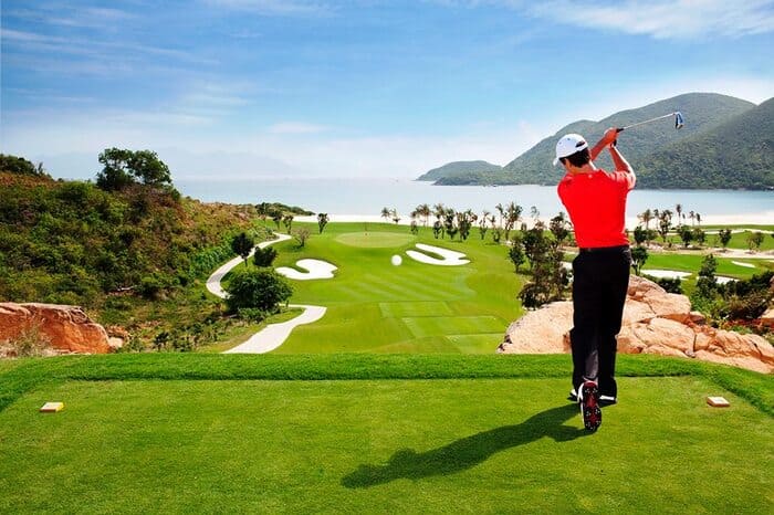 Tour du lịch golf Quảng Nam: Quy mô diện tích rộng rãi cùng nhiều hố golf đa dạng giúp mang đến trải nghiệm thú vị cho du khách
