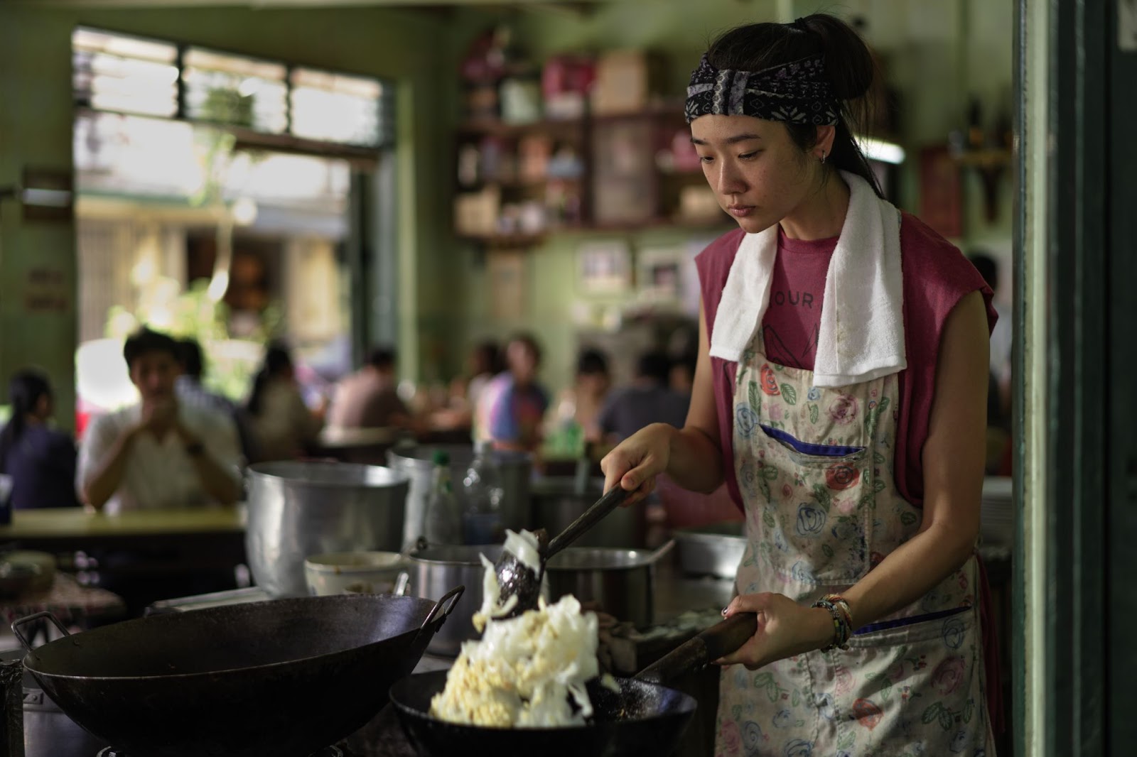 Aoy (Chutimon Chuengcharoensukying) bekerja sebagai penerus restoran keluarganya hingga ia ditawari untuk bekerja di restoran Hunger. (Foto: Netflix) 