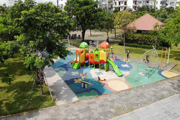 Sân chơi cho trẻ em ở công viên dưới chân cầu Sài Gòn