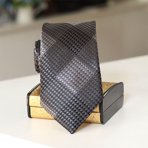 cà vạt đen bản nhỏ