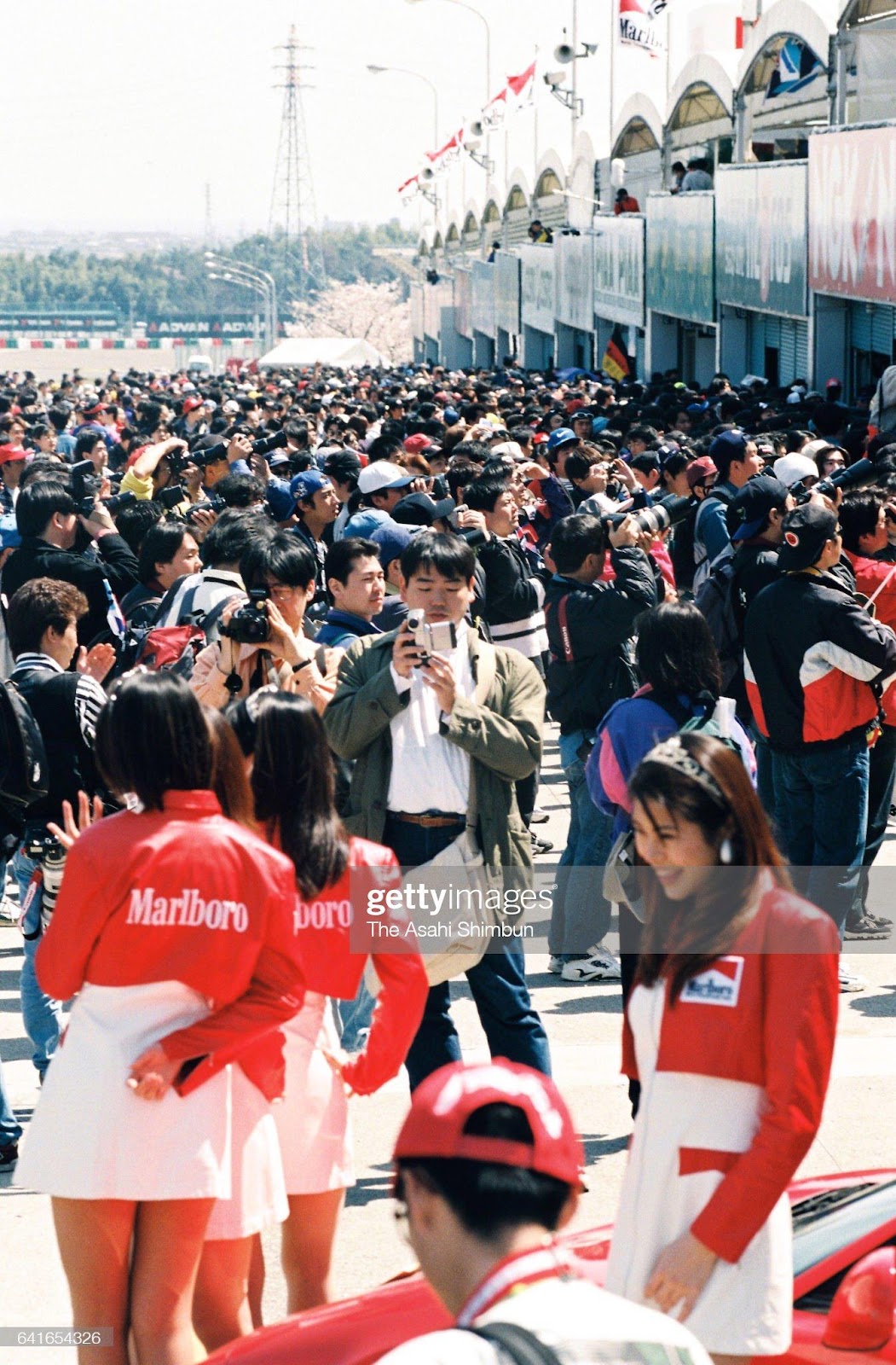 C:\Users\Valerio\Desktop\grid-girls-wave-to-fans-in-a-paddock-during-the-qualifying-of-the-picture-id641654326.jpg