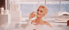 Cheers Margot Robbie GIF - Cheers MargotRobbie TheBigShort GIFs
