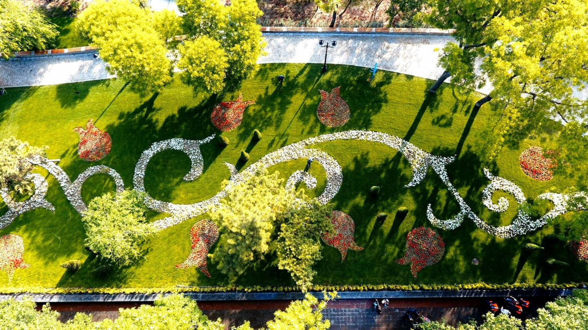 Посеред стамбульського парку в Одесі сховалася непомітна флористична композиція.
