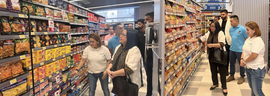 A group of people in a storeDescription automatically generated