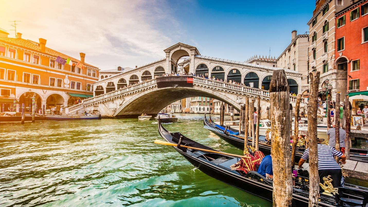 Rialto Bridge (Ponte di Rialto) — tips before a visit, photos, and reviews  | Planet of Hotels