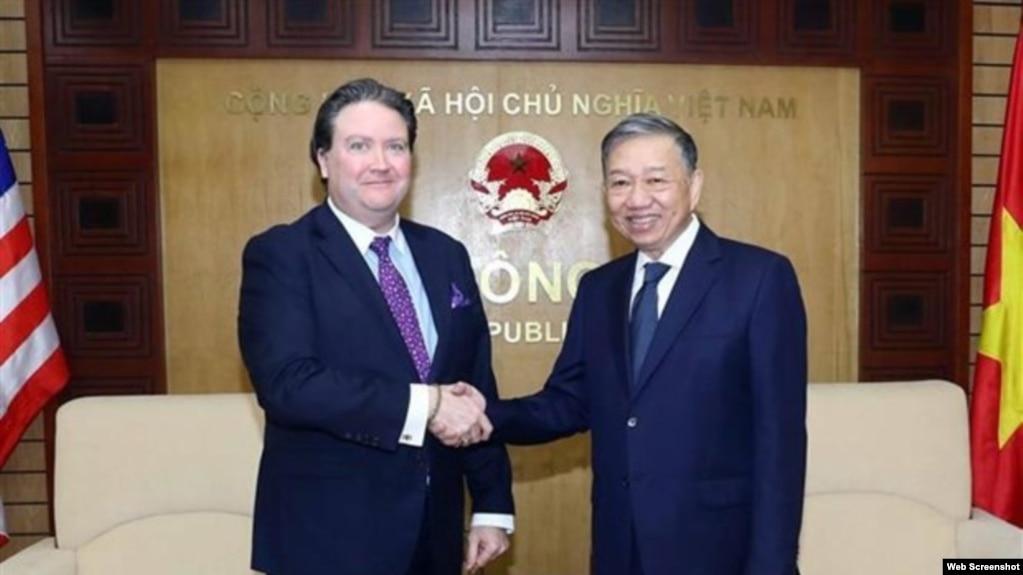 Đại sứ Hoa Kỳ tại Việt Nam Marc Knapper và Bộ trưởng Công an Tô Lâm, ngày 9/11/2022. Photo VNA.