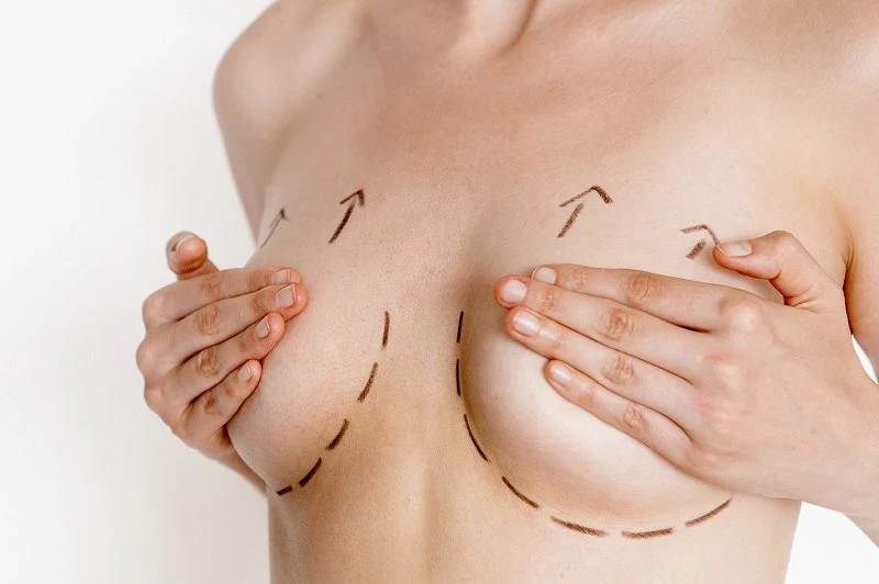 Thực hiện massage vùng ngực nhẹ nhàng để giảm các cơn ngứa ngáy, khó chịu