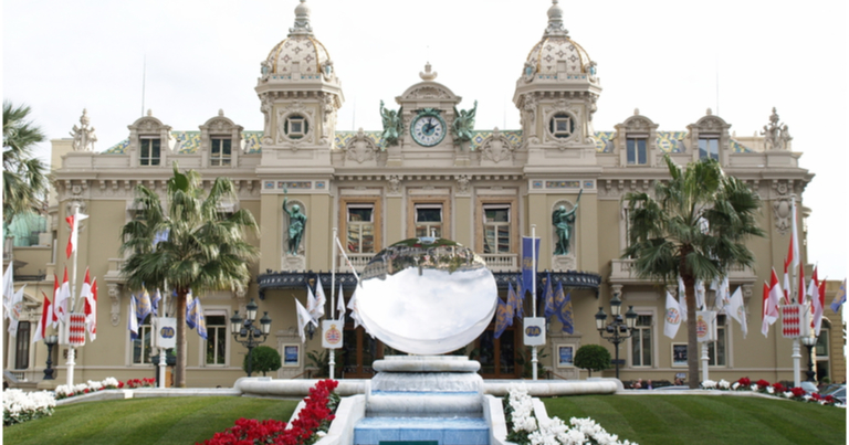Entrada del casino de Montecarlo, Mónaco. 