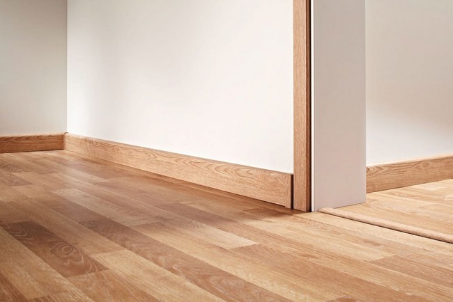 Phào gỗ ốp chân tường có màu đồng bộ với màu sàn