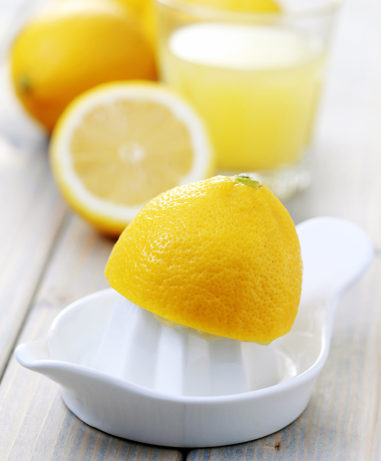 Membersihkan Keramik Kuning dengan  perasan air lemon