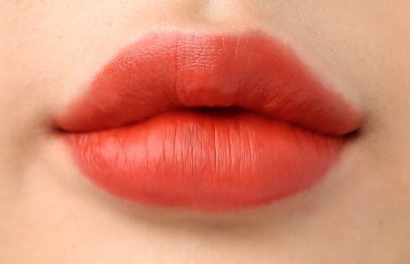 Phun môi collagen màu đỏ cam mang lại sắc môi căng mọng, tươi tắn và luôn tràn đầy sức sống