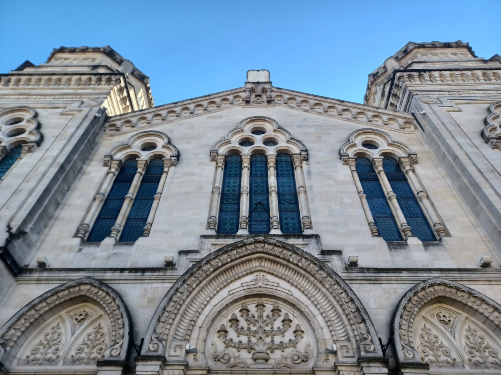 The facade of the synagogue of Bordeaux.