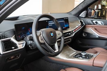So với phiên bản tiền nhiệm, khoang lái của BMW X7 2023 có nhiều thay đổi về thiết kế.
