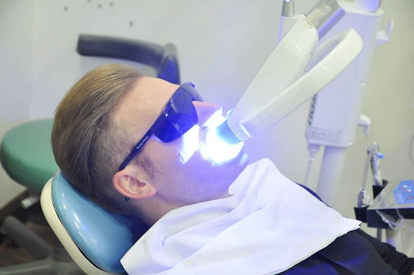 Phương pháp tẩy trắng răng bằng laser.