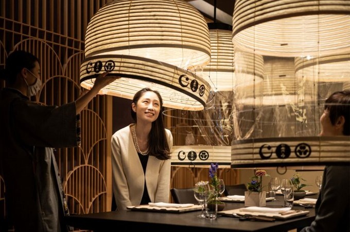 thực khách trong nhà hàng ở Nhật Bản ngồi ăn trong lồng đèn để đảm bảo giãn cách