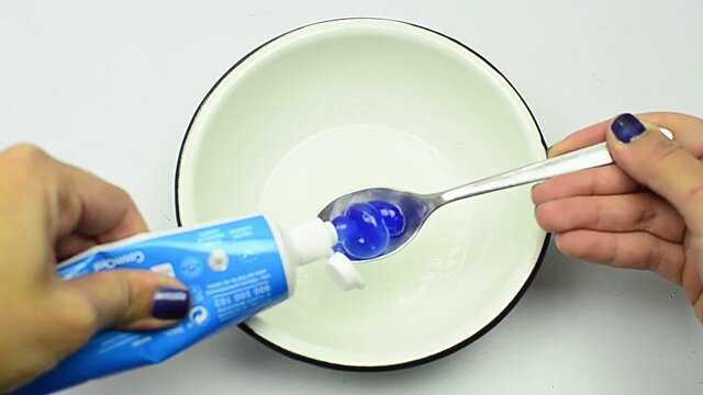 Cách vệ sinh màn hình tivi bằng kem đánh răng