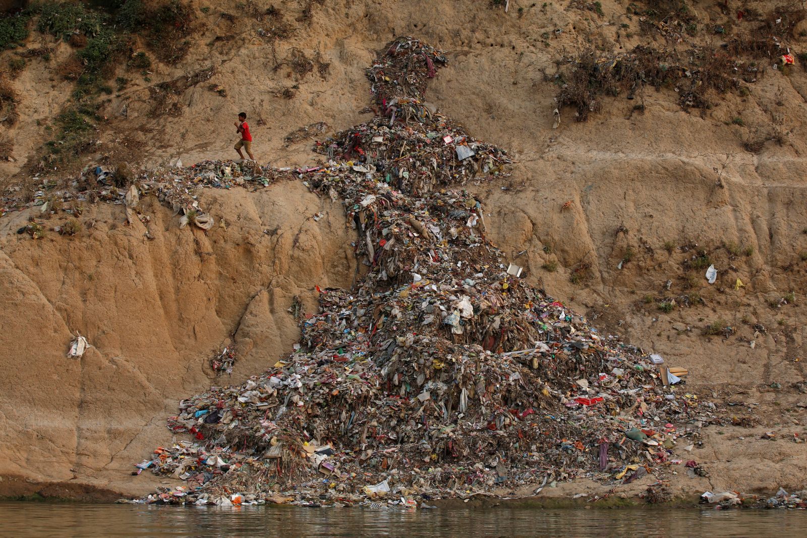 Ấn Độ: Dòng sông thiêng Ganga xưa kia, giờ đã thành dòng sông chết - Ảnh 6.