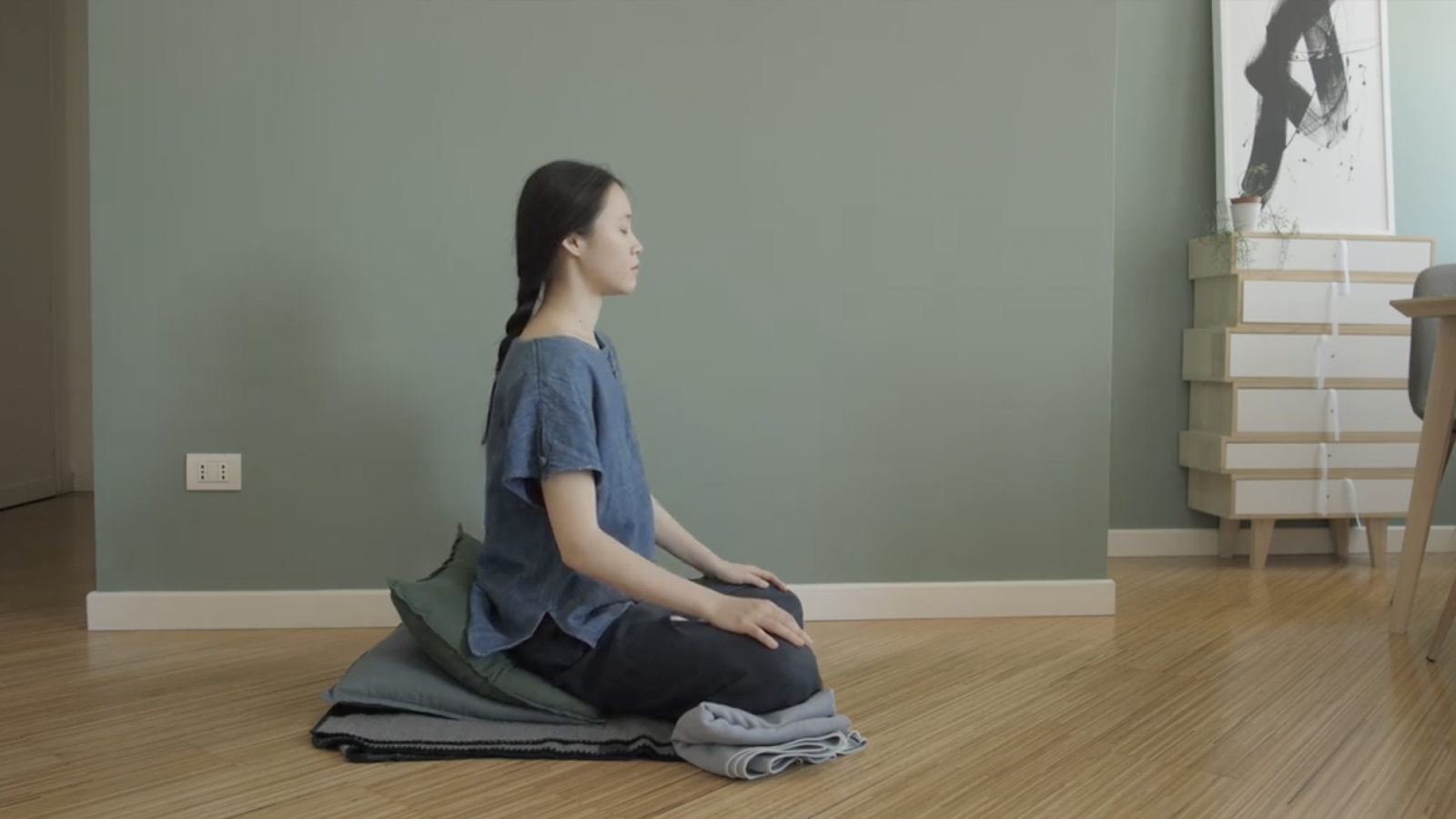 lady doing meditation mindfulness