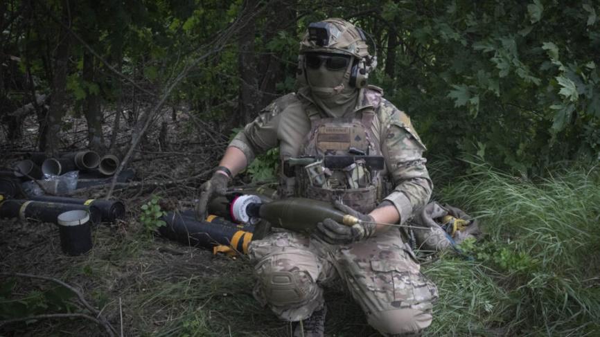 Ảnh tư liệu: Một binh sĩ Ukraina chuẩn bị đạn tấn công vào vị trí của quân Nga  trong mặt trận Zaporizhzhia, Ukraina, ngày 24/06/ 2023.