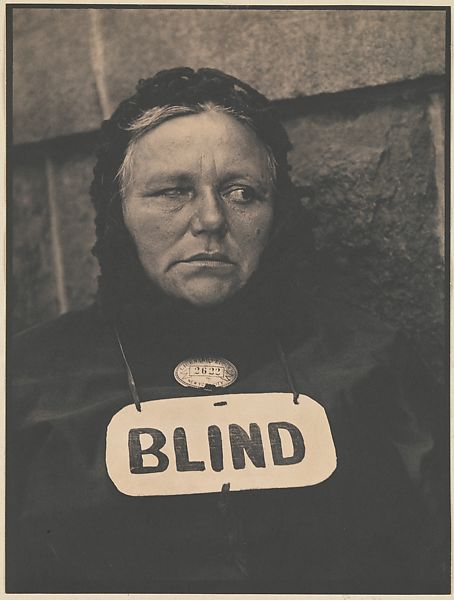 "Blind", fotografia del 1916 de Paul Strand és una de les imatges de la sèrie de retrats de persones anònimes de les classes pobres o treballadores de Nova York. 
