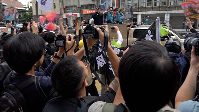 香港人在台北街头向蔡英文车队表示支持(记者陈明忠摄)