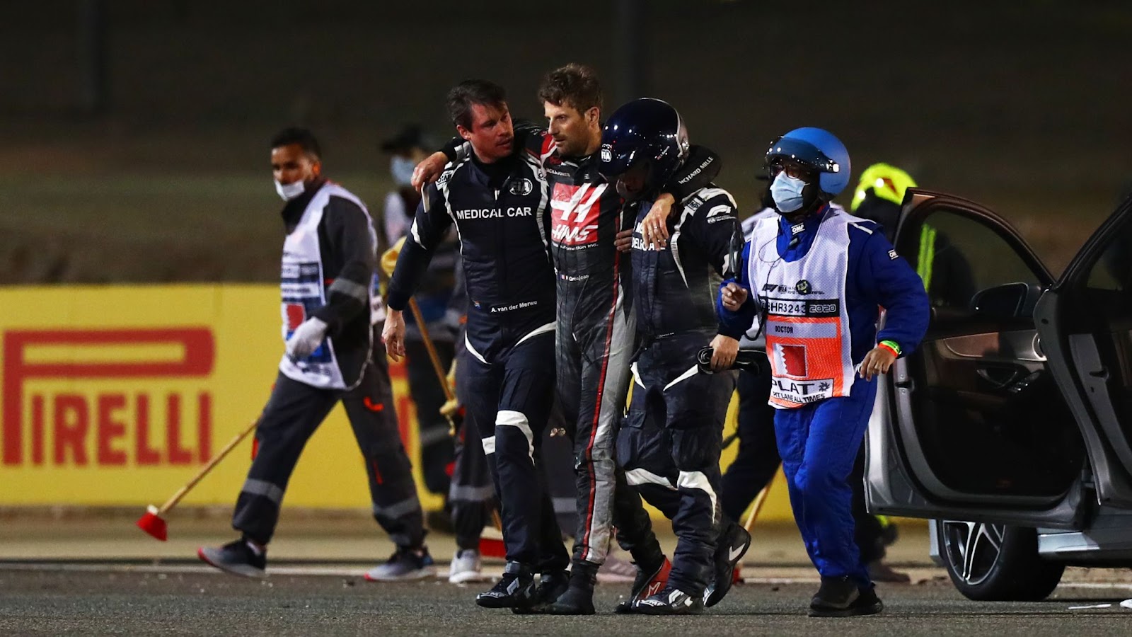 Romain Grosjean ayudado por el equipo médico, tras colisionar con el guardarraíl, en el GP de Bahrein en 2020. 