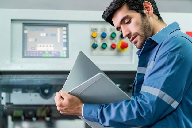 Homem realizando manutenção na máquina de uma indústria