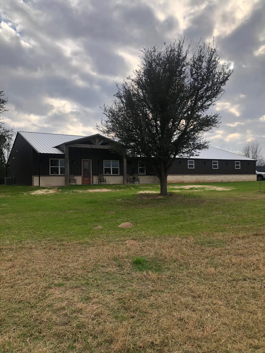 B&W metal barndominium exterior