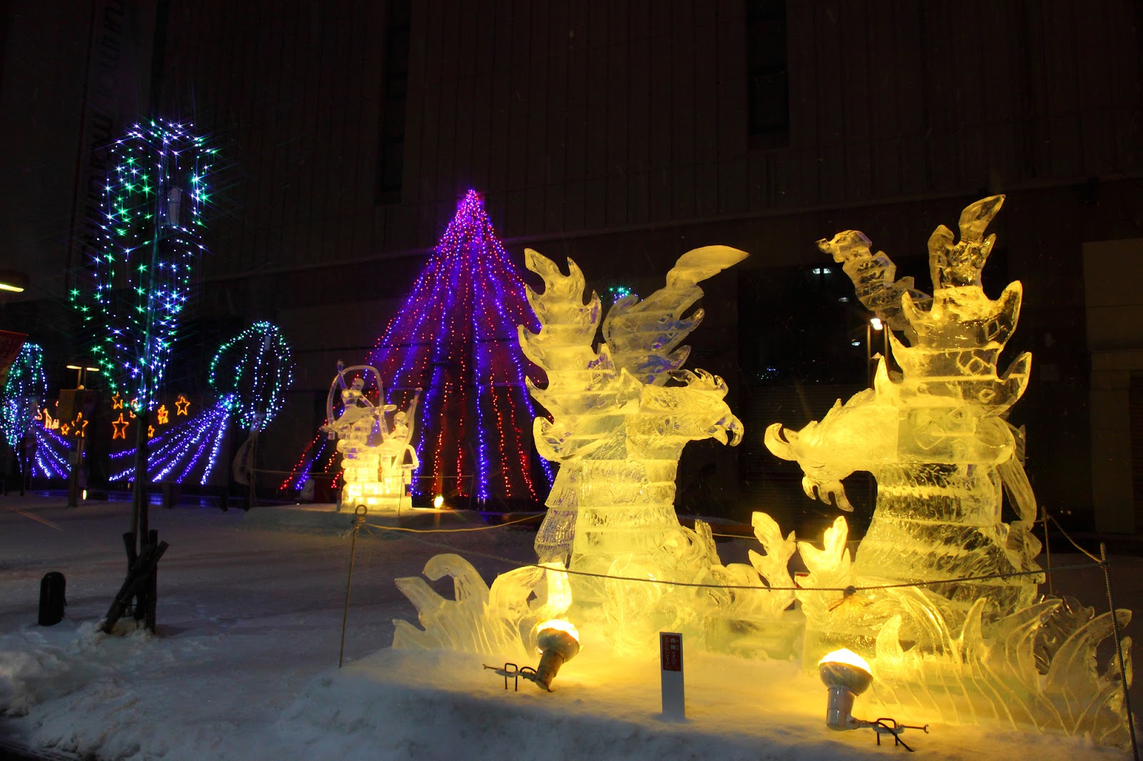 魅力⑤ 夜はロマンチックな別世界！夜の雪像ライトアップ＆プロジェクションマッピング