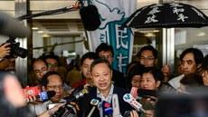 占中发起人戴耀廷,周四(15日)获准保释等候上诉申请,他在法庭外向记者表示,香港一定可经过现在的艰难时刻,他对香港的未来充满希望。(AFP)