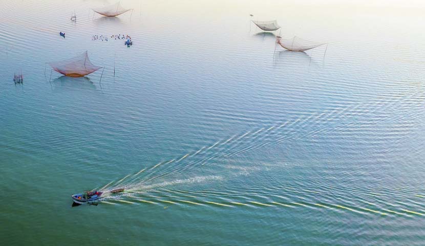 fishermen on thi lai lagoon