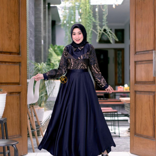 Foto : Model Sedang Mengenakan Baju Gamis Variasi Batik