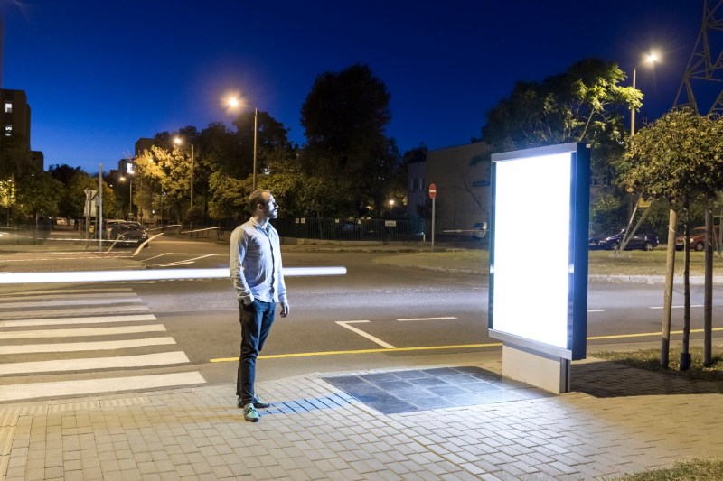 , Húngaros crean piso solar hecho con botellas recicladas que genera energía todo el año