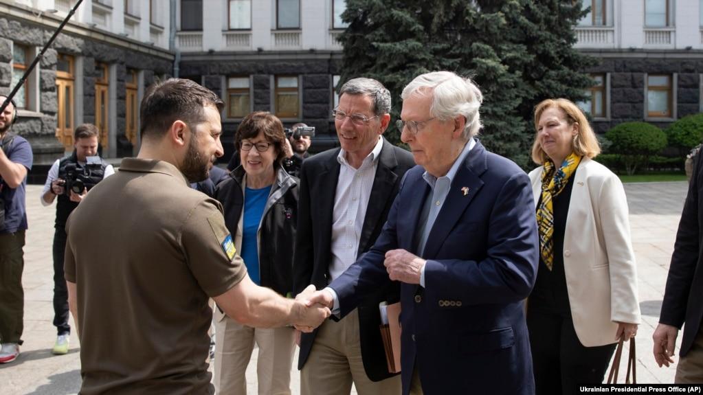 TT Volodymyr Zelenskyy (trái), bắt tay nghị sĩ Mitch McConnell tại Kyiv, 14 tháng May.