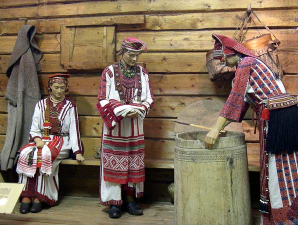 Даже народный русский костюм является эпигонством мордовского национального костюма, в чём легко убедиться