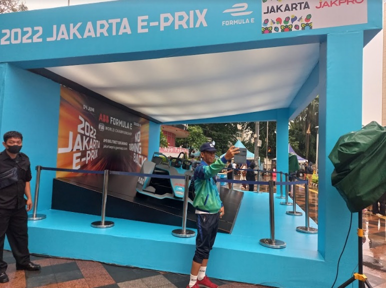 Membludak! Warga Jakarta Antusias Lihat Mobil Formula E di Bundaran HI
