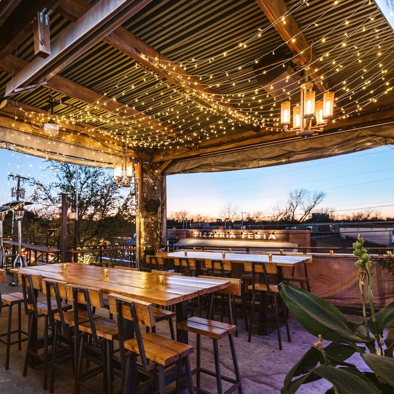 sundown rooftop restaurant with a view in Dallas