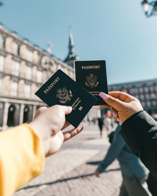 foto de duas pessoas segurando os passaportes