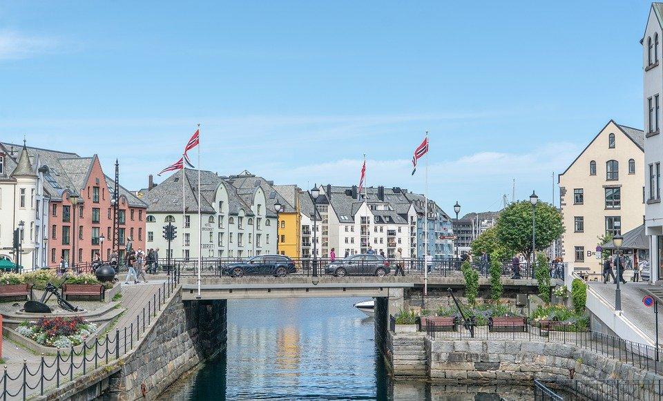 Alesund, Norvégia zászlók, híd, nyár, táj