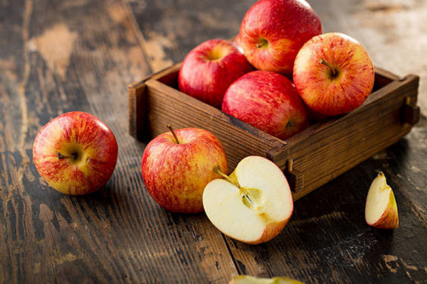 8 ผลไม้กากใยสูง ตัวช่วยเรื่องการขับถ่าย ป้องกันมะเร็งลำไส้ กินทุกวัน ดีต่อสุขภาพ 1. แอปเปิ้ล (กินทั้งเปลือก)