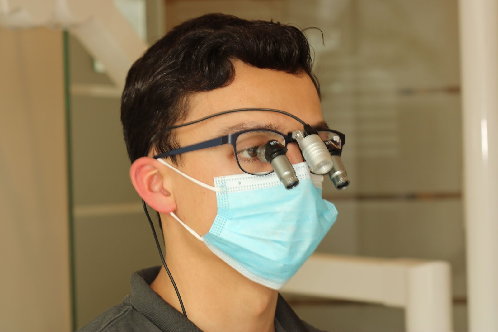 ergoline loepbril admetec op gezicht tandarts