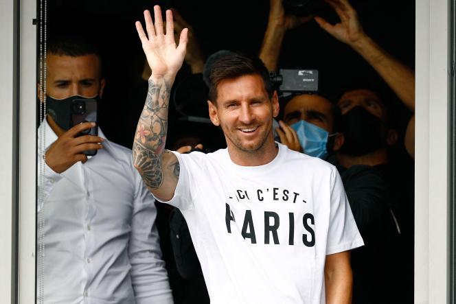 Lionel Messi arrive à l’aéroport du Bourget, le 10 août à Paris, avec un t-shirt « Ici c’est Paris ».