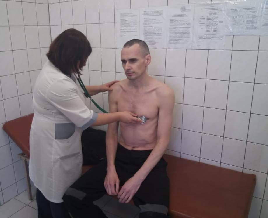 Sentsov during a medical checkup on the 138th day of his hunger strike. Photo: Russia’s penitentiary service ~
