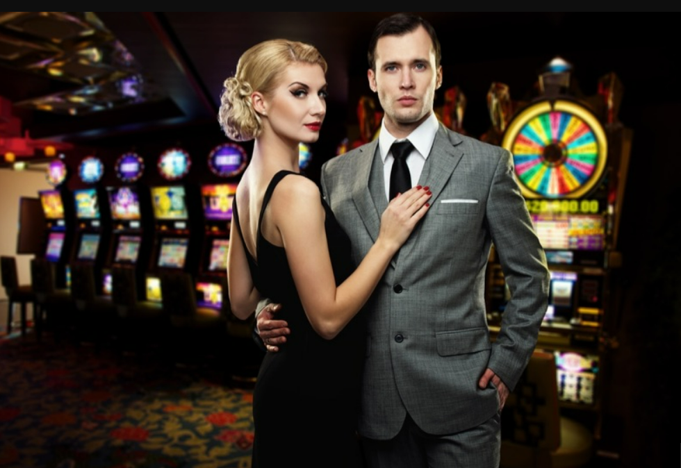 Een man en een meisje in een online casino in Nederland, met gokkasten op de achtergrond