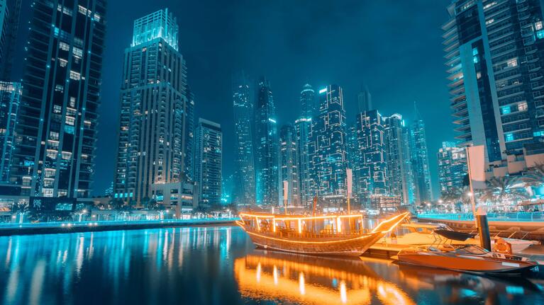 Dubai Marina de noche. Abu Dhabi o Dubai.